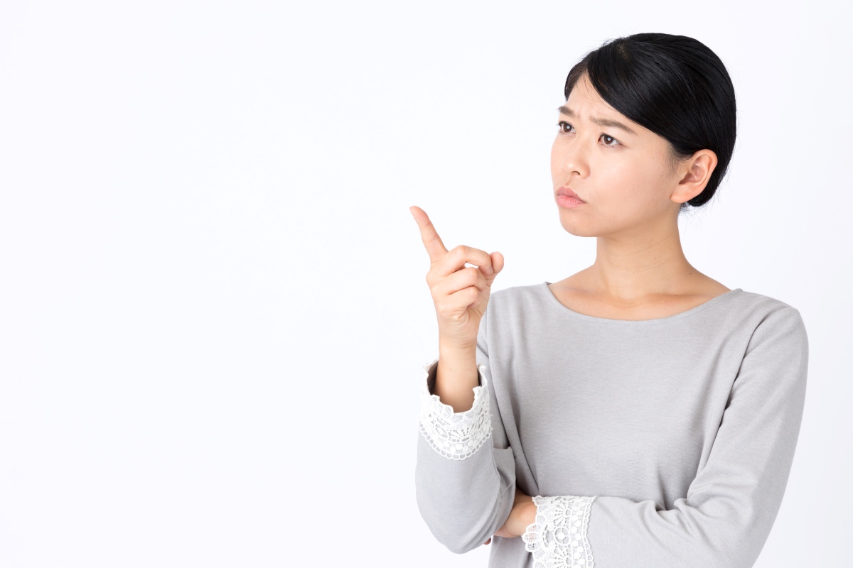 ZEH補助金の申請における注意点を考える女性