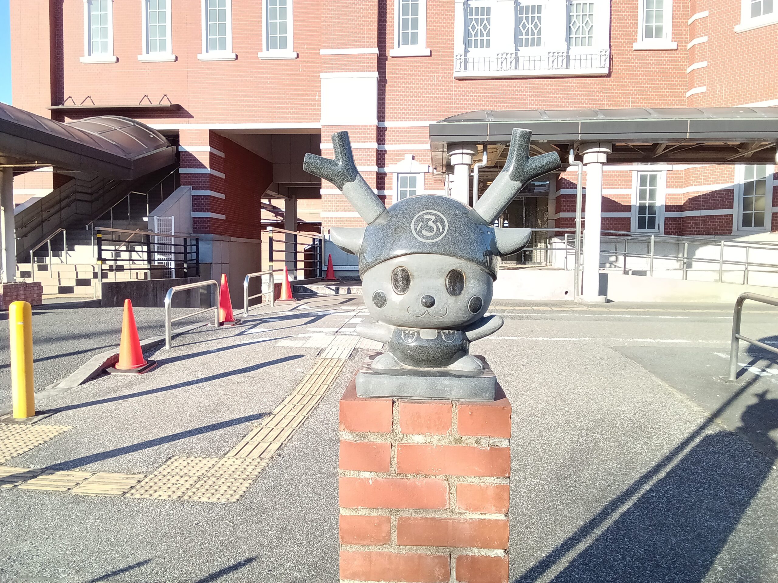 深谷市のご当地キャラクター「ふっかちゃん」の石像。