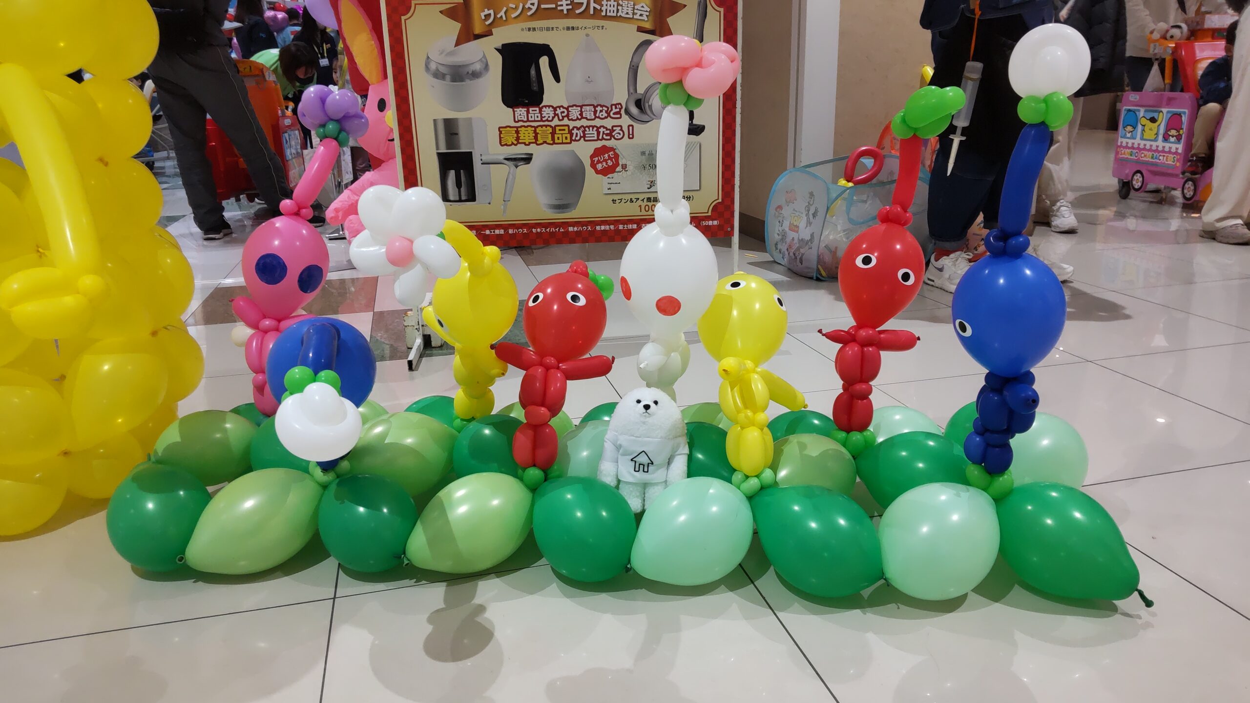 イベント会場でバルーンアートのピクミンの中に紛れ込むイエティ。