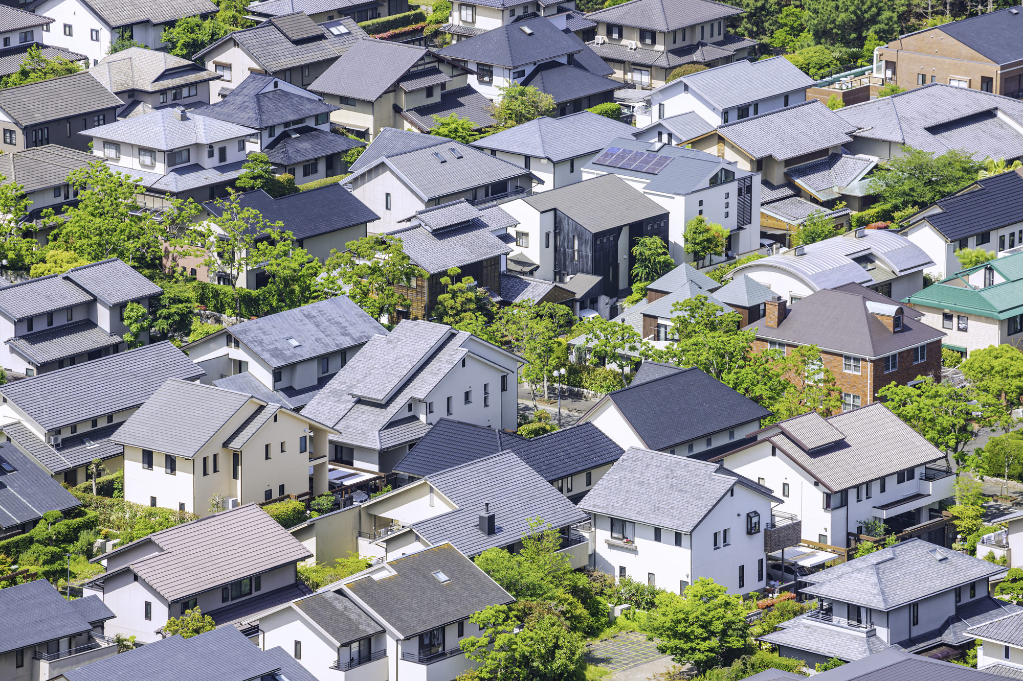 一戸建てが立ち並ぶ住宅街の航空写真