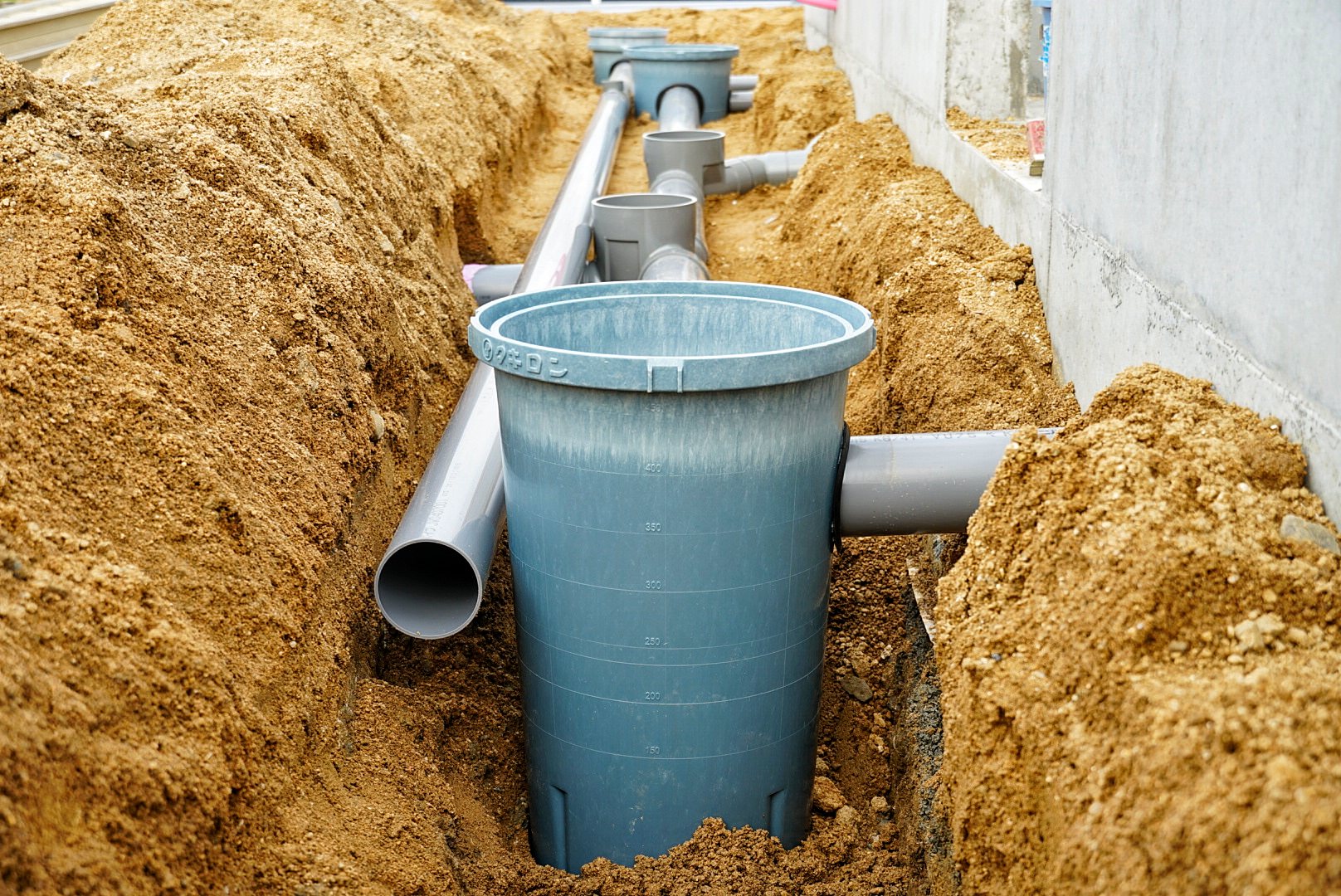 土地選びで重要なライフライン（給排水・電気）の配管工事現場