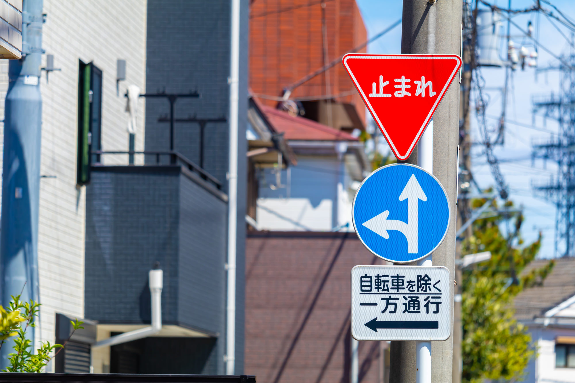 住宅街の道路標識