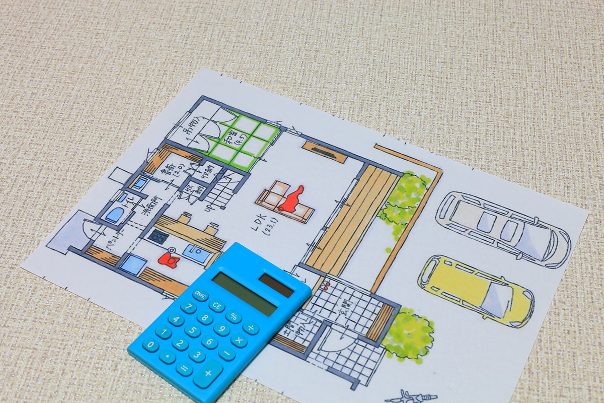 住宅購入の予算計画。間取り図と電卓を使いながらコストを試算