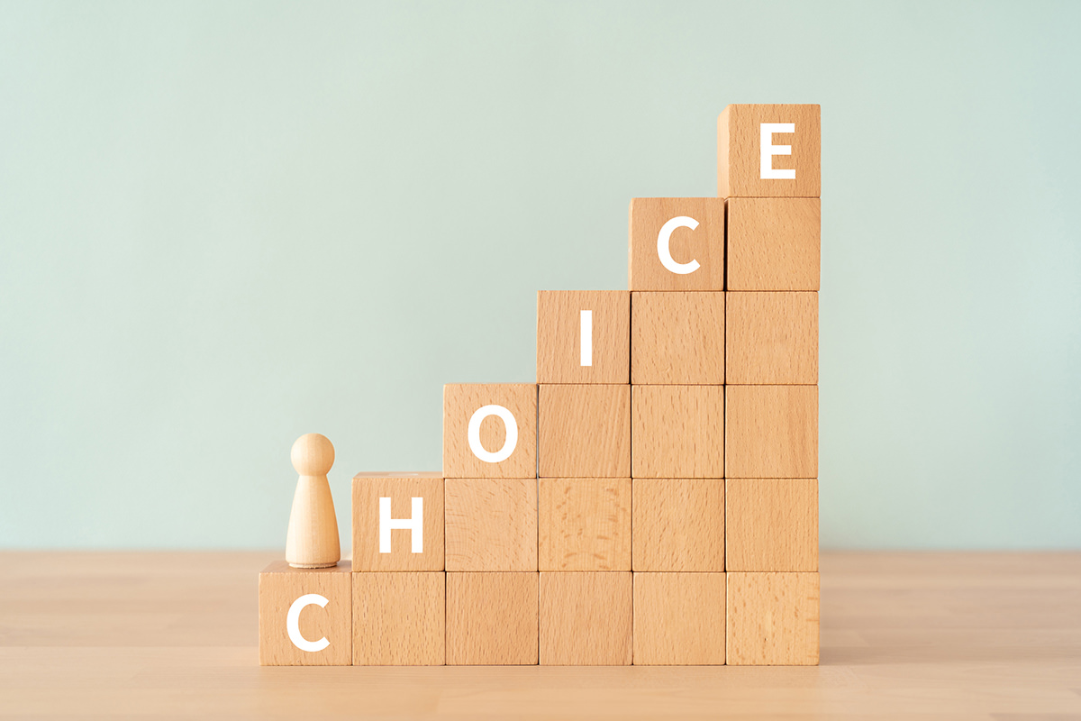 住宅選びの決断を象徴するCHOICEと書かれた木の積み木