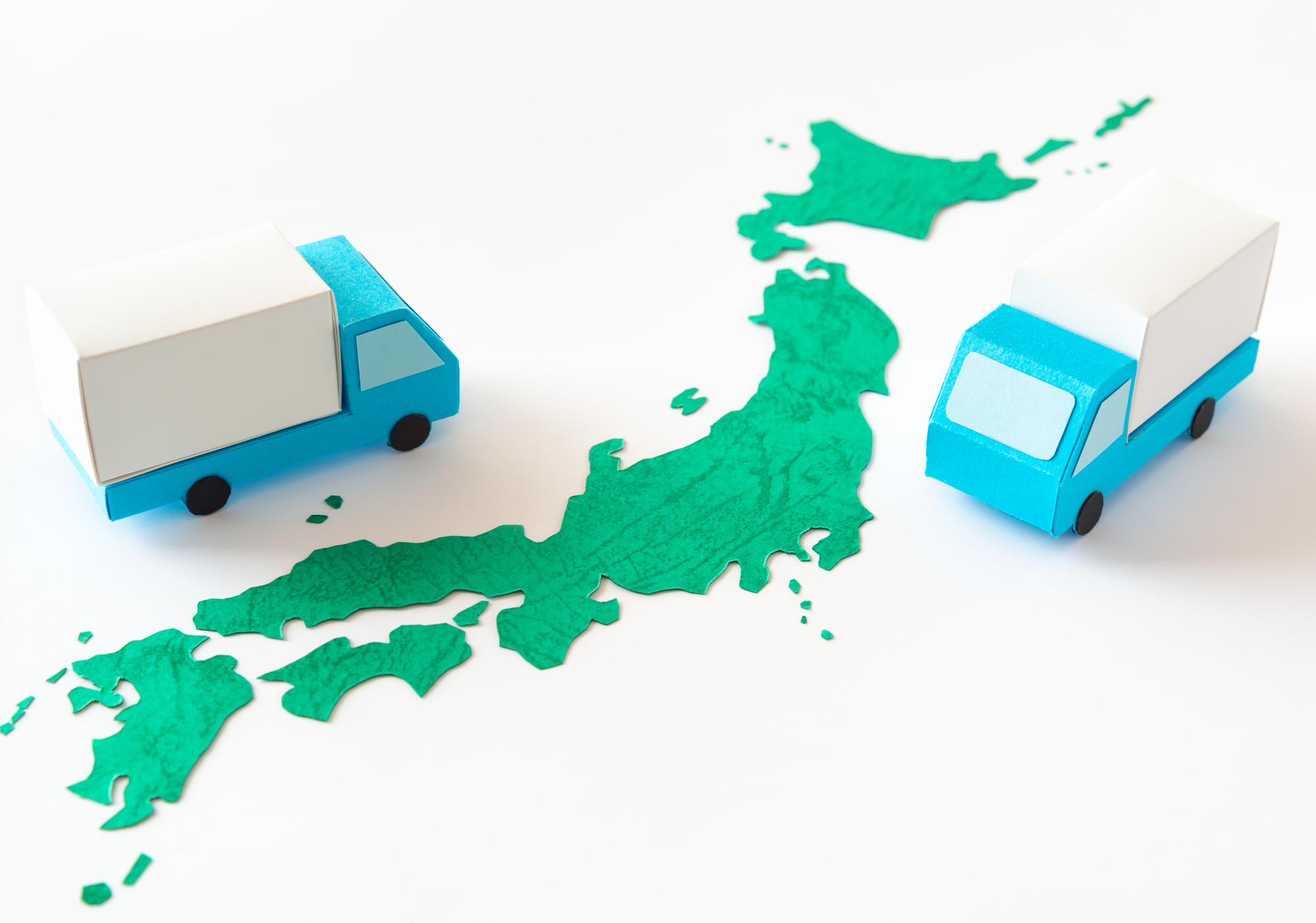 日本地図とトラック。住み替えと引っ越しの選択肢を示唆