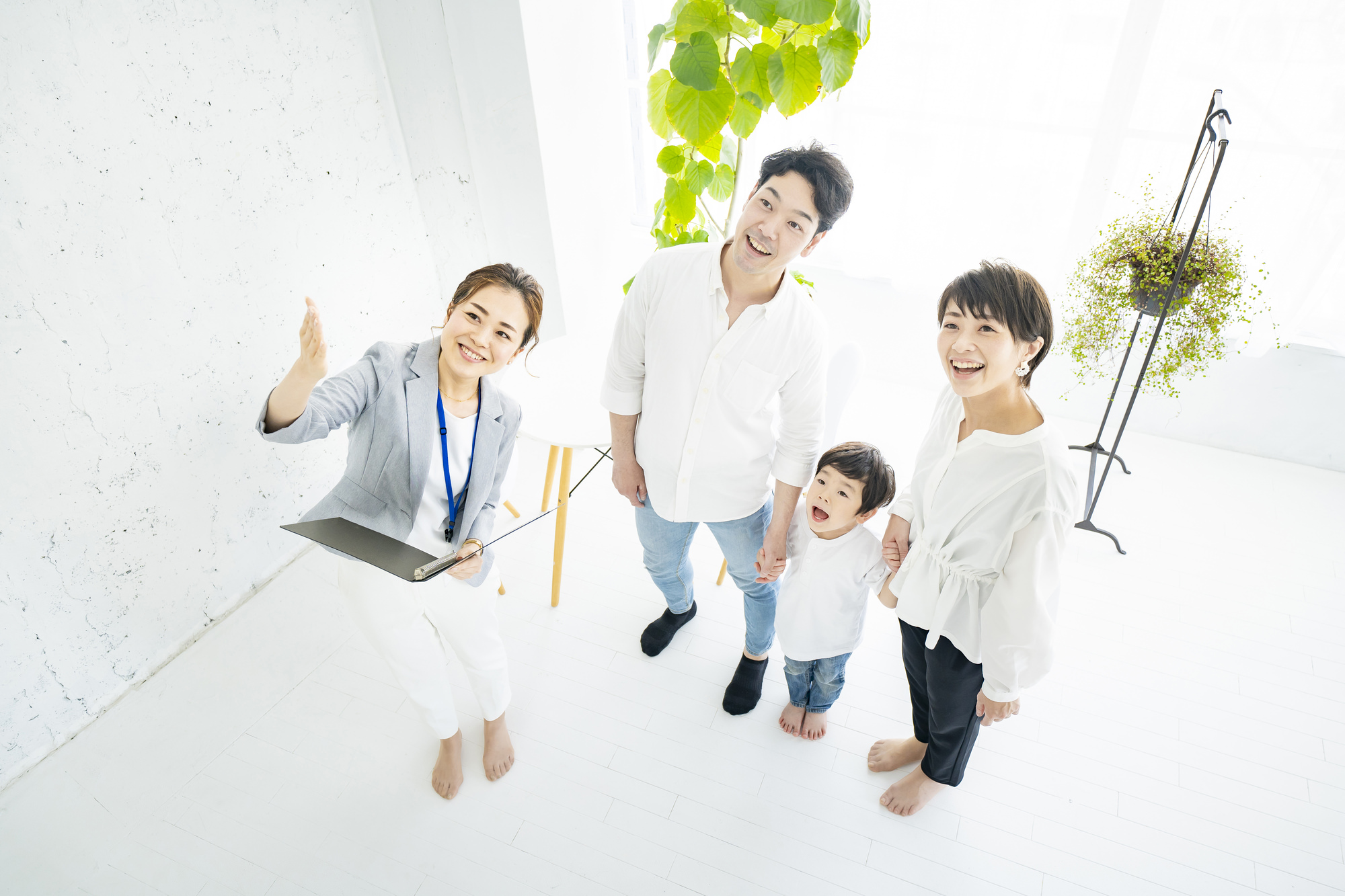 モデルハウスを見学する家族。
