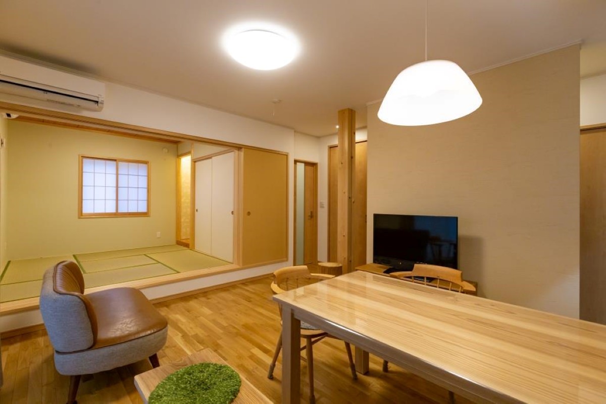 菊池建設の和モダン住宅に採用された無垢材と大黒柱の事例